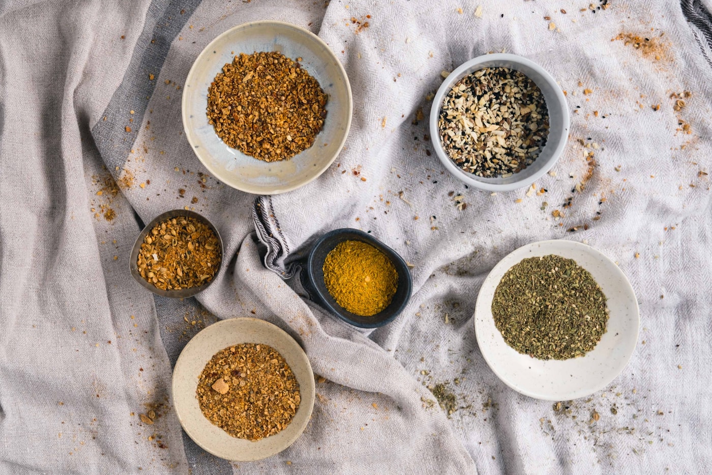 Ingredientes e especiarias organizados em tigelas, vista de cima